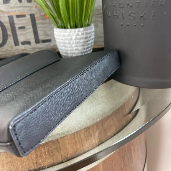 Kate Spade black Newbury purse with gold hardware - Picture 8 of 9